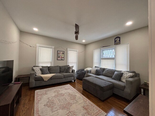 Building Photo - Single Family Home In The Park Ave Neighborhood!