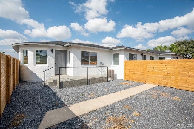 Building Photo - 16 Redwood Ave