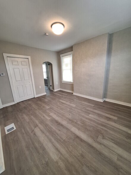 Building Photo - 307 S Park St