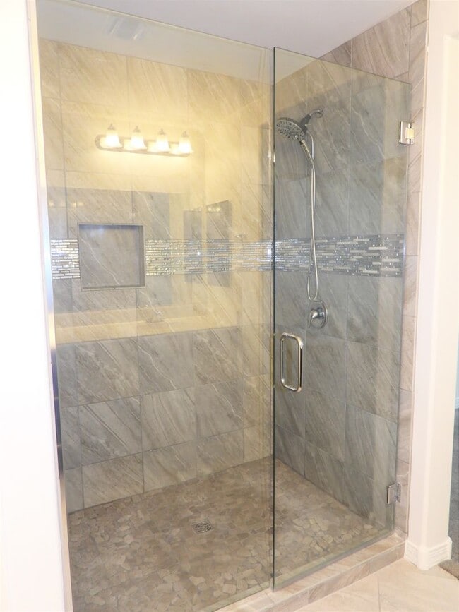 Building Photo - 4 Bedroom 2.5 Bathroom