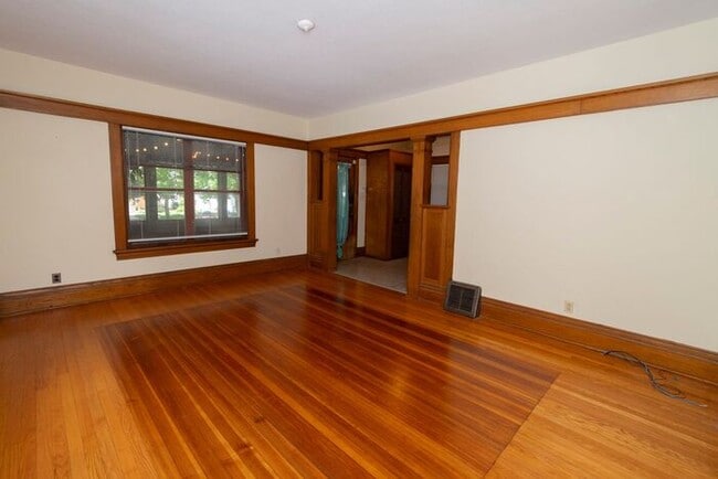 Building Photo - Near Northwest Neighborhood in South Bend 4 bedroom Craftsman style 2-story