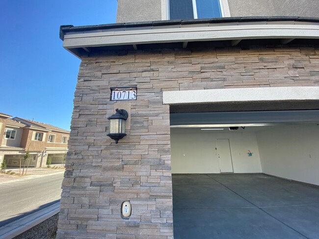 Building Photo - Fabulous 4 bedroom  Townhouse