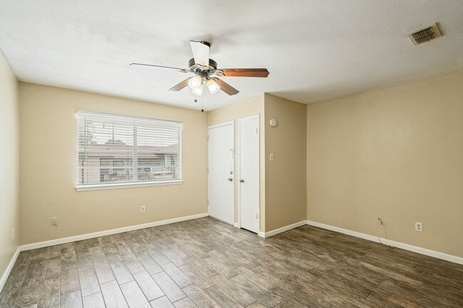 Building Photo - 104 Hackberry Ln