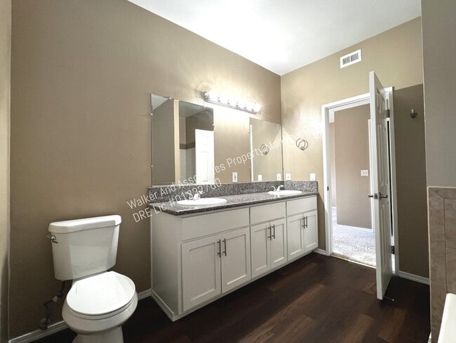 Building Photo - 202 Larkspur Dr