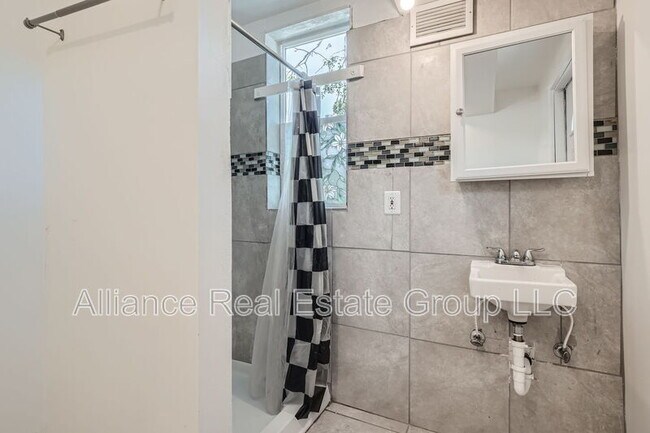 Building Photo - 41 W Byers Pl