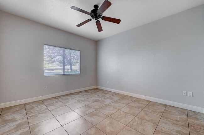 Building Photo - Spacious 2 Bedroom Condo in Gated Community!