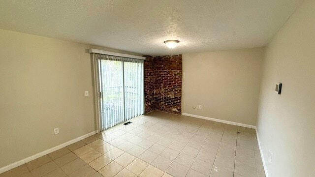 Building Photo - WEST SIDE 3 BEDROOM RANCH AVAILABLE NOW!