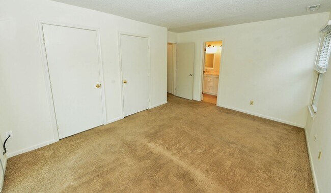 Building Photo - Community Lake-Dock and Private Beach