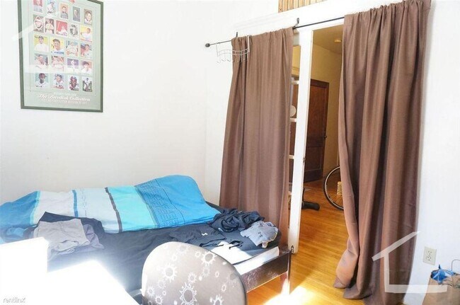 Building Photo - Spacious Brookline Apt near BU; perfect for students!  Granite Countertops, 2 Decks