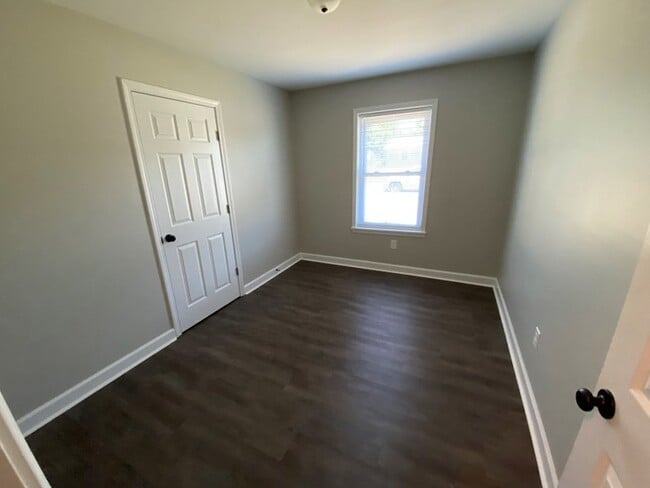Building Photo - 902 Landview Dr