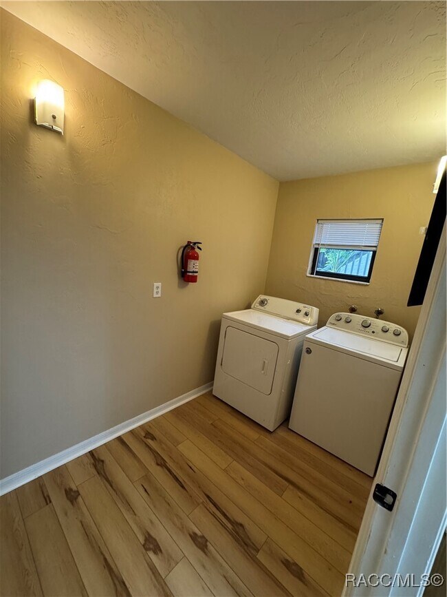 Building Photo - 790 E Gilchrist Ct