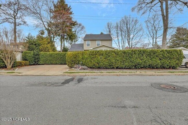 Building Photo - 610 Laurel Ave