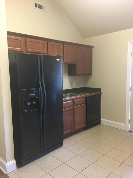 Building Photo - 890 W Cato Springs Rd