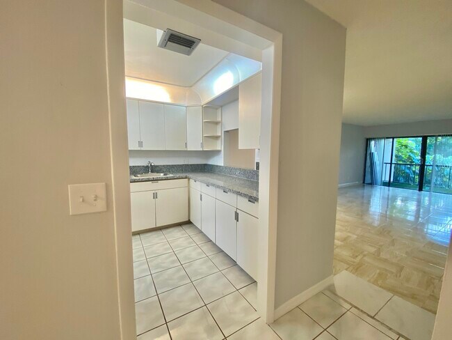 Building Photo - 5975 Forest Hill Blvd
