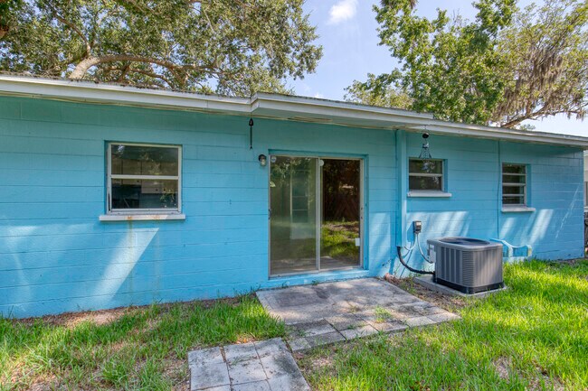 Building Photo - 1133 Bradenton Rd