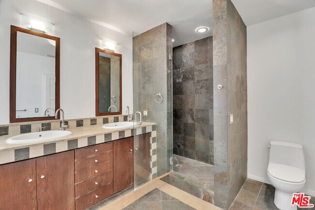 Building Photo - 1105 S Alfred St