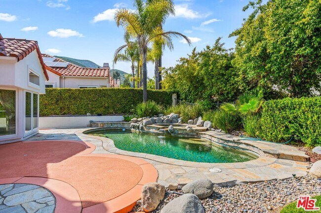 Building Photo - 5683 Hazelcrest Cir