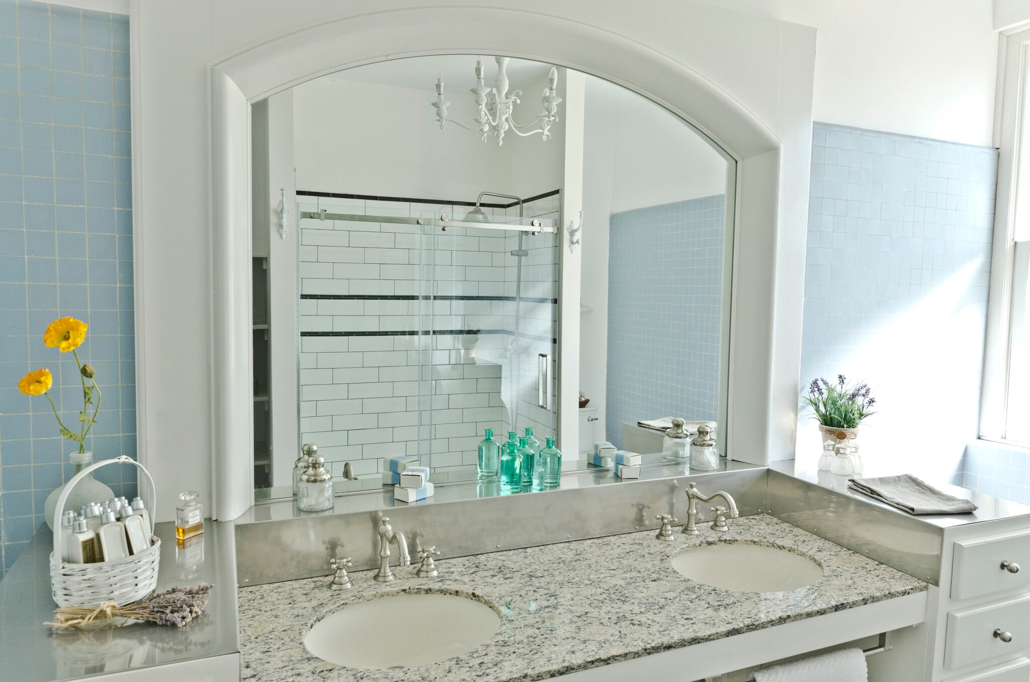 Large mirror, tiled shower - 6418 Habgood Rd