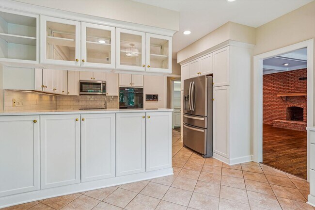 Building Photo - Magnificent 5 Bedroom, 4.5 Bathroom Bethes...