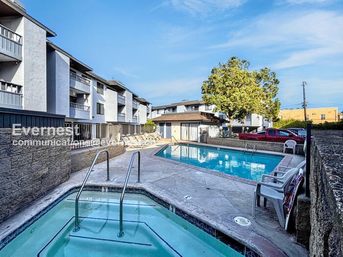 Building Photo - 3215 Midway Dr