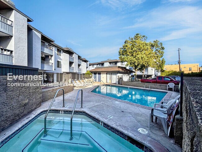 Building Photo - 3215 Midway Dr