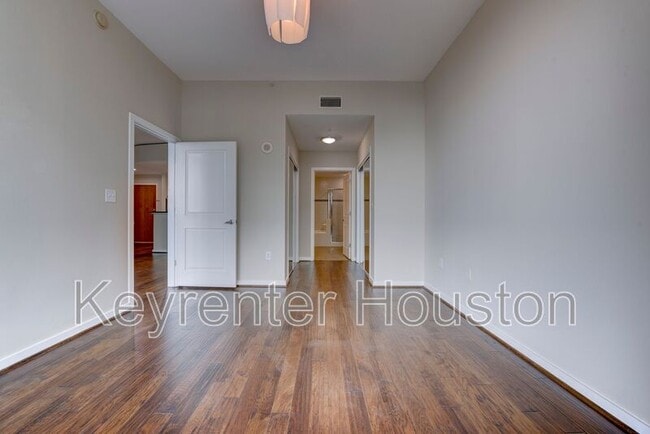 Building Photo - 5925 Almeda Rd