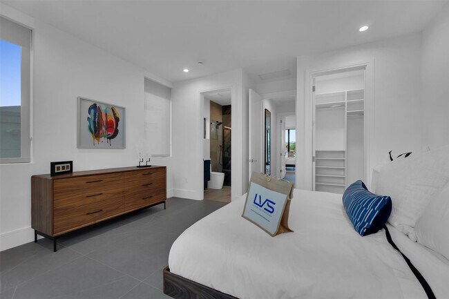 Building Photo - 1730 SE 13th St