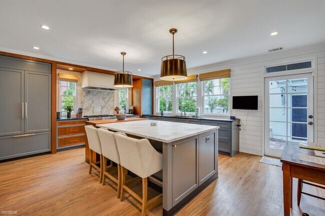 Building Photo - 4 br, 3.5 bath House - 44 E 45th St