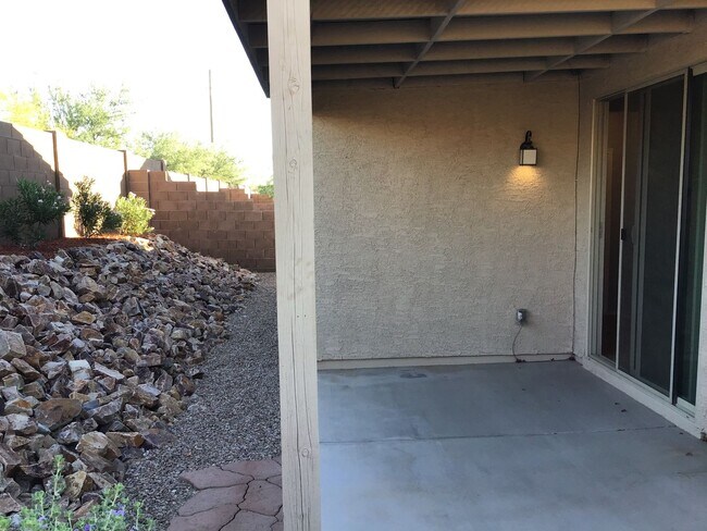 Building Photo - Clean, 3 Bdrm + Den, 2 Bath, 1842 sq/ft in...