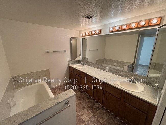 Building Photo - Beautiful Multi-story Townhouse near Tucson Racquet and Swim Club (Prince/Country Club)