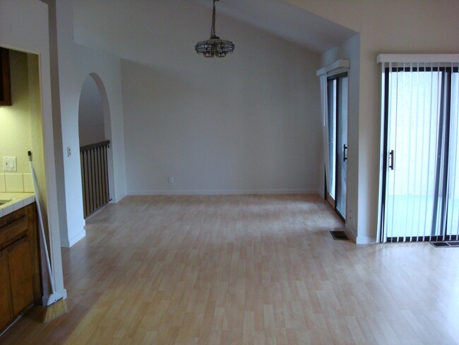 Dining Area - 732 Lake Terrace Cir