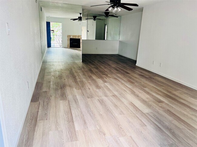 Building Photo - 9797 Leawood Blvd