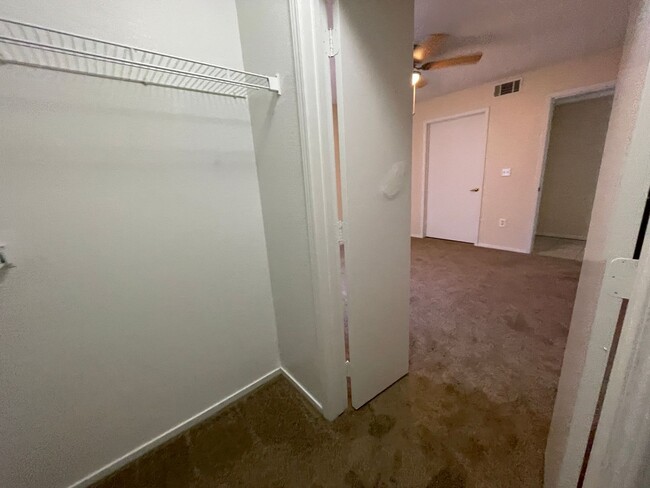 Building Photo - 1 bathroom condo located in the desirable ...