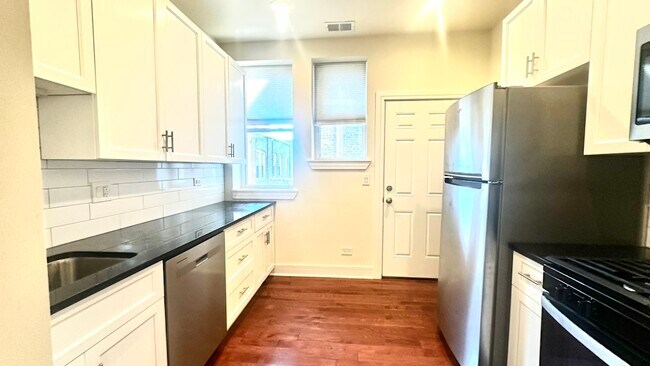 Building Photo - 1147 W Lunt Ave