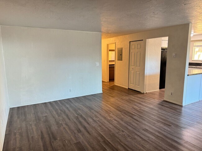 Building Photo - Updated 2-bedroom 1.5 bath duplex in Springfield!