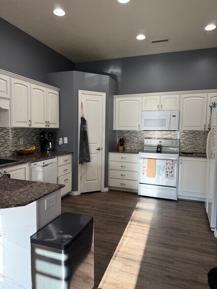 Building Photo - 70 N Main St