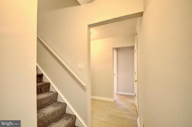 Building Photo - 565 W Diamond Ave