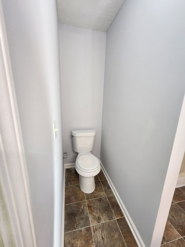 Building Photo - Amazing Move In Ready 4 Bedroom 2.5 Bath H...
