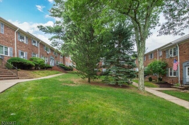 Building Photo - 8 Wedgewood Dr