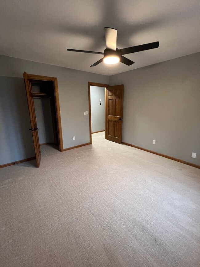 Building Photo - 5 bedroom/3 bath w/mother in law style qua...