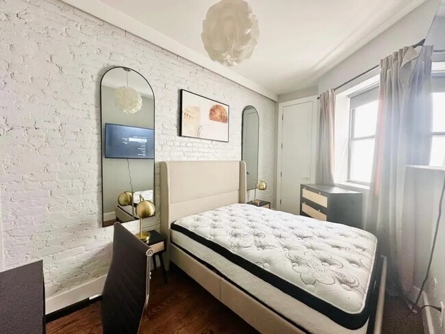 Building Photo - Furnished room/NOT APARTMENT