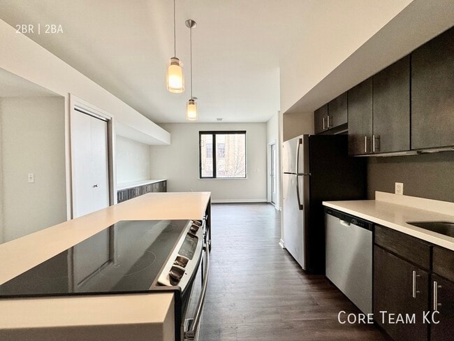 Building Photo - 662 E 63rd St