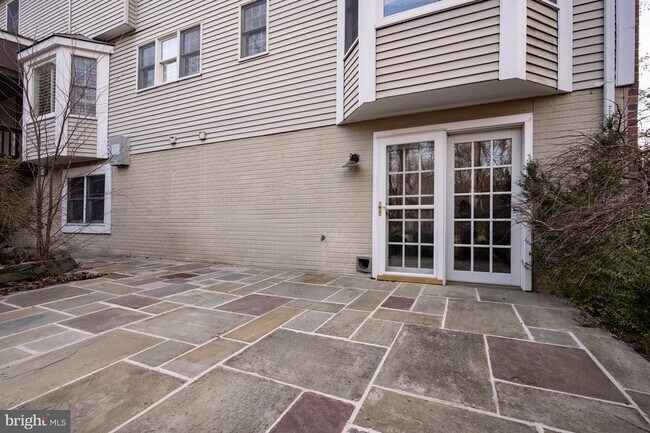 Building Photo - 8815 Surrey Ct