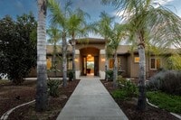 Building Photo - 5 BR 3.5 Ba Open Floor Plan Pool Spa and A...