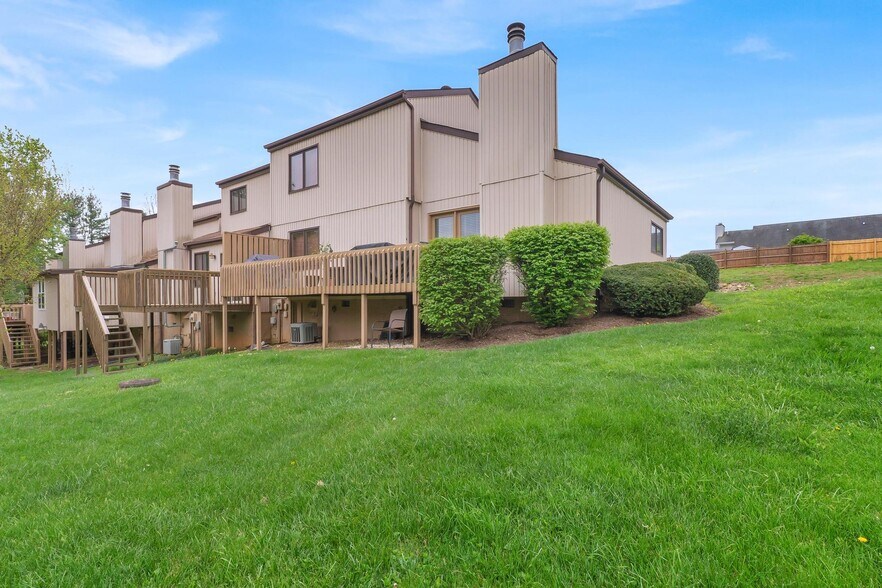 Building Photo - 1060 Pebble Dr