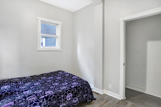 Building Photo - Free Rent Special for move in 's by 9/25 f...