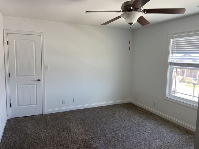 Building Photo - 4 bed, 3 bath, under $1900  Wow.