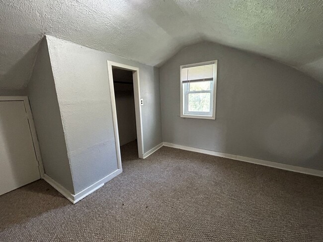 Building Photo - 3 bedroom 1 bath house in East Moline