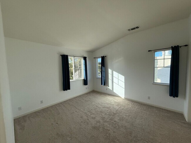 Building Photo - Large two story in Rose Hollow neighborhoo...