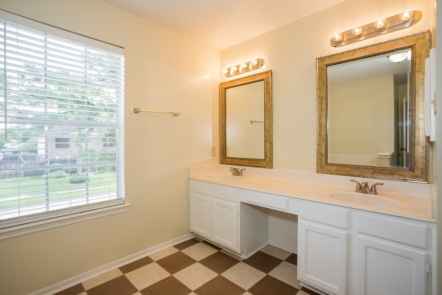Building Photo - 8234 Worthington Dr